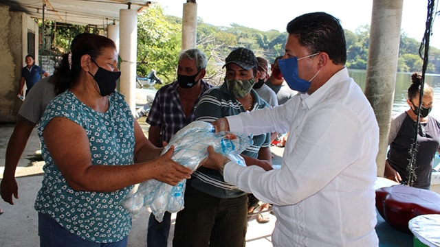 Feliciano Flores refrenda apoyo a pescadores de Lázaro Cárdenas