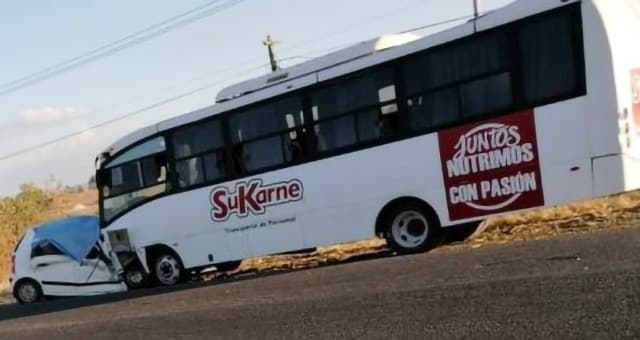 Choque de camión de SuKarne y auto deja 2 muertos en Vista Hermosa