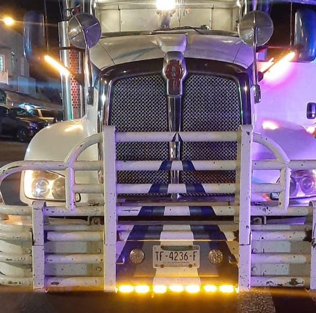Cae 1 en Ecuandureo con camión de aguacate robado