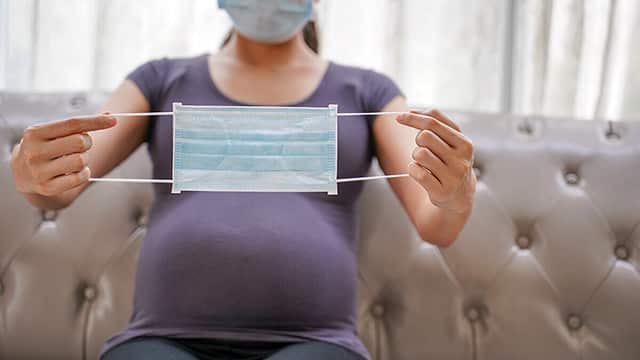 Embarazadas corren un alto riesgo ante COVID-19