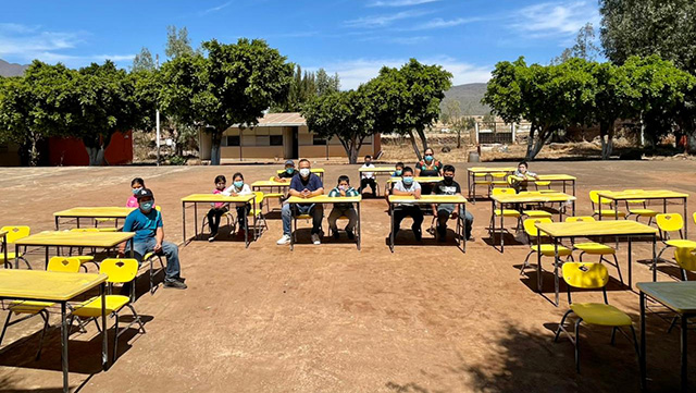 5 Escuelas de Ecuandureo reciben mobiliario