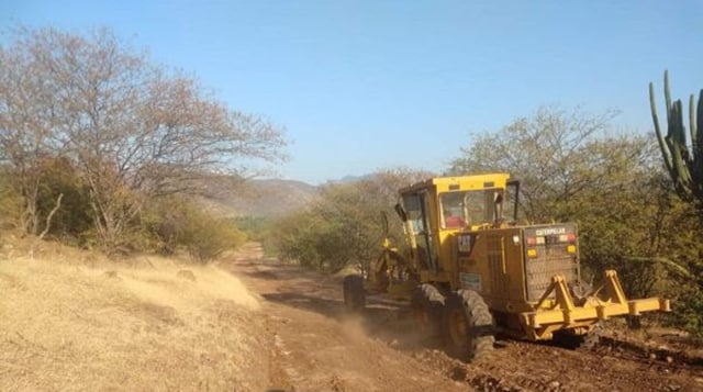 SEDRUA y municipio arreglan 54 km de caminos rurales en Ecuandureo