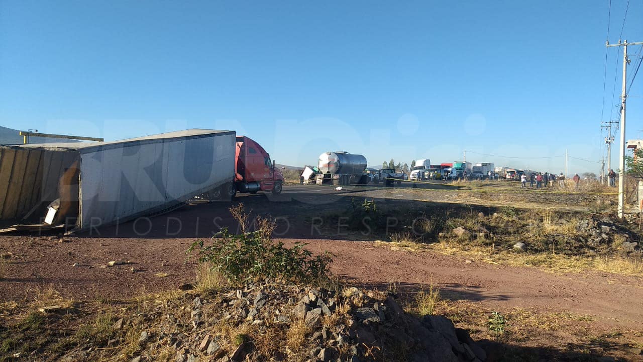 Choque de 3 tráileres deja 1 muerto en carretera La Piedad – Yurécuaro