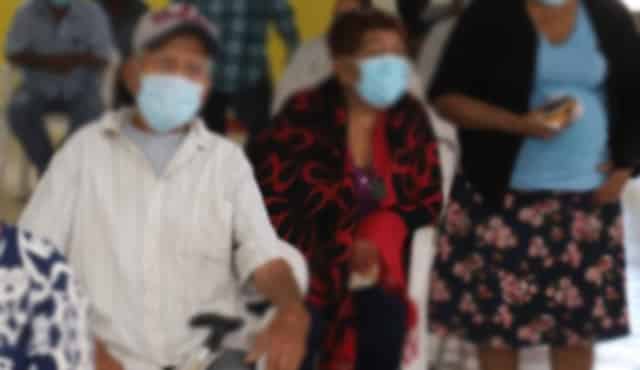 Adulto mayor fallece en Morelia mientras esperaba ser vacunado