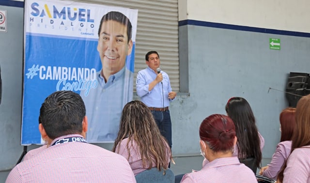 Samuel Hidalgo expone su propuesta en empresas de La Piedad