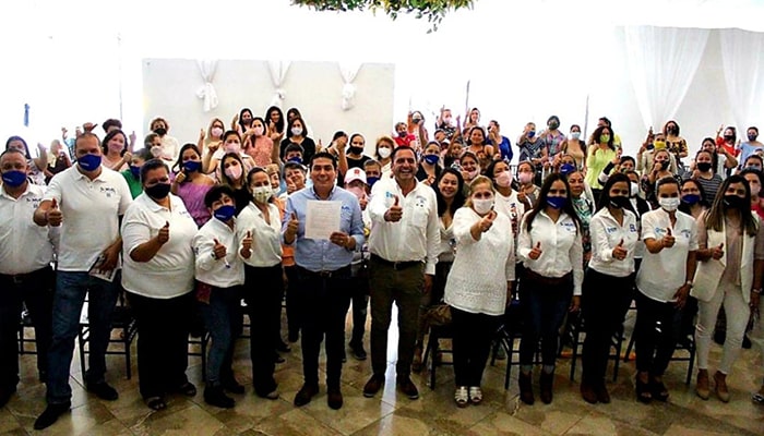 Samuel Hidalgo firma compromisos con mujeres de La Piedad