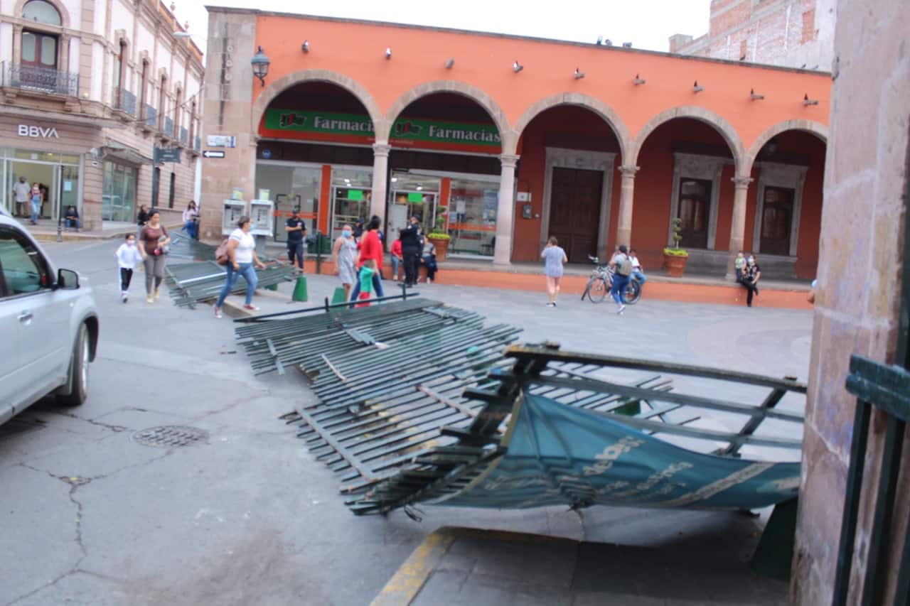 Viento tira rejas en la plaza de La Piedad; 1 mujer lesionada