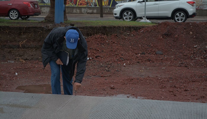 Revisan losas de concreto en boulevard de La Piedad