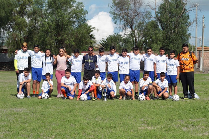 Presidenta de Ecuandureo entrega de uniformes a niños futbolistas