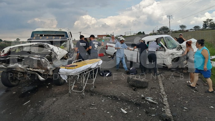 Colisión de 2 camionetas en vía La Piedad – Numarán deja 3 heridos