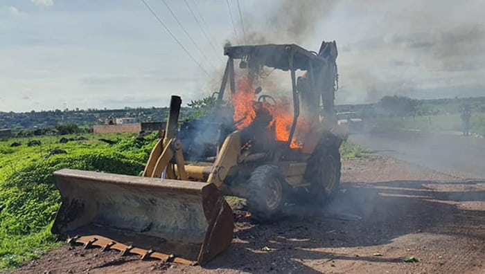 Retroexcavadora se incendia en libramiento Martí-Mercado de La Piedad