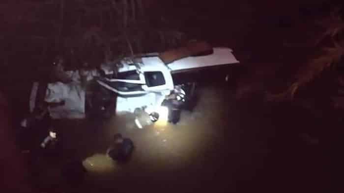 4 niños y 2 adultos mueren en río de Atotonilco tras ser arrastrada su camioneta