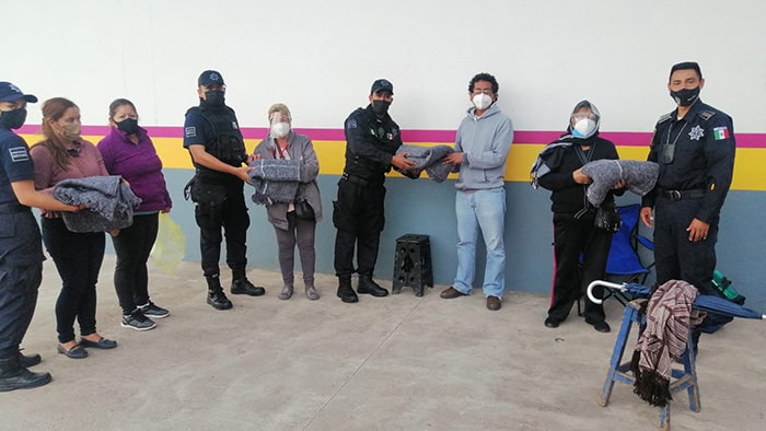 Policía de La Piedad apoya con cobijas a familiares de pacientes con COVID