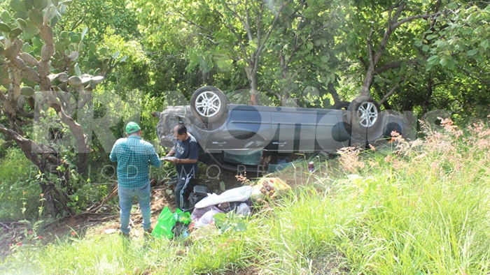 Volcadura de auto en carretera La Piedad – Manuel Doblado