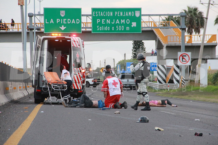 Chocan a motociclistas en Pénjamo, 1 mujer fallece