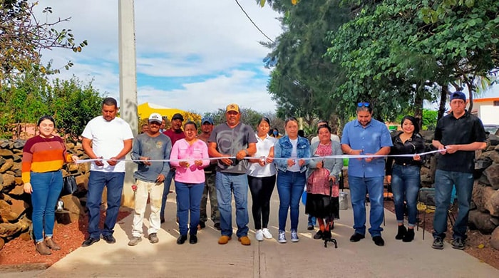 Entregan obra de pavimentación y drenaje en El Tigre, Zináparo