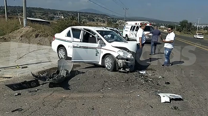 Choque de camión y taxi en la carretera La Piedad – Numarán deja 1 lesionado