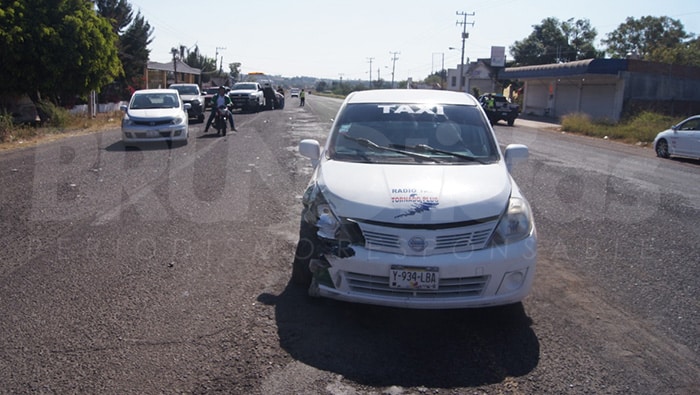 Choque de taxis en carretera La Piedad – Numarán