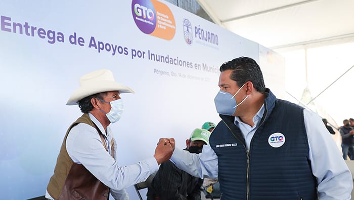 Gobernador de Guanajuato entrega ayuda a productores de Pénjamo afectados por inundaciones