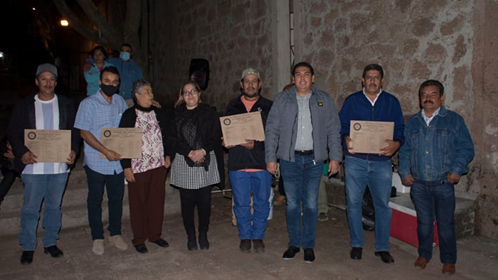 Vecinos de El Salto reciben escrituras de manos del Alcalde de La Piedad