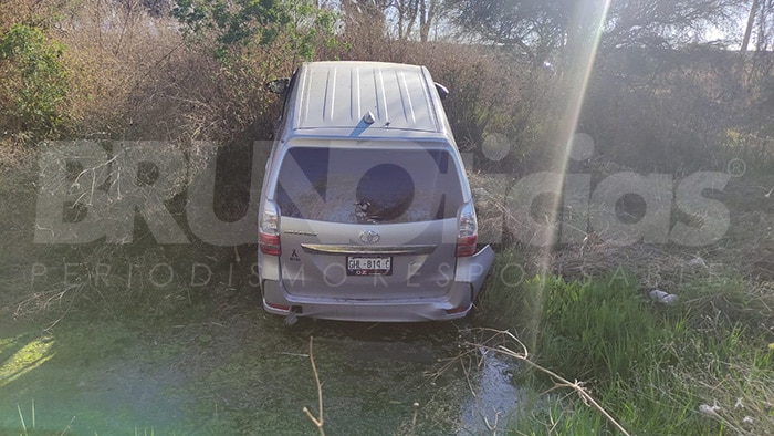 Desmayo provoca percance vial en La Piedad; camioneta termina en arroyo