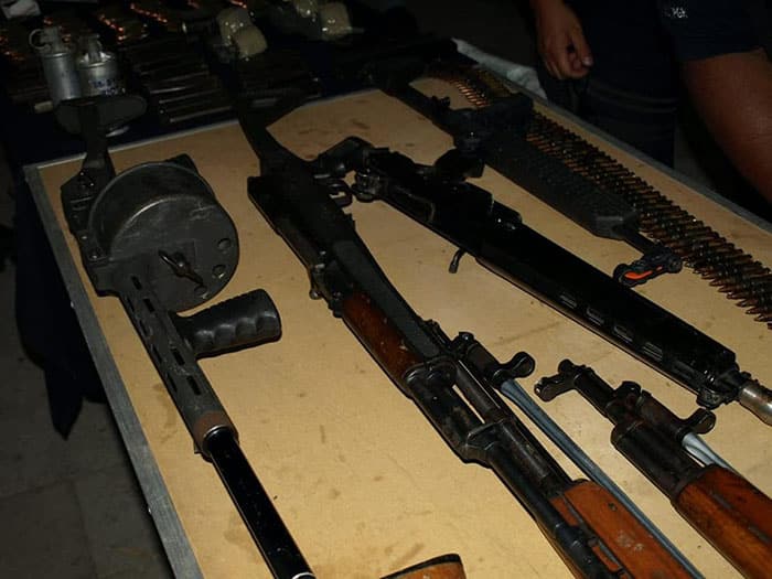 Ejército asegura en Ecuandureo, Explosivos armas, droga y vehículos