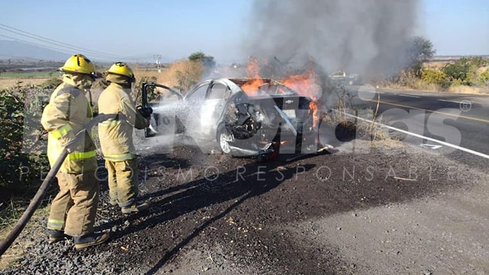 Se incendia auto en carretera La Piedad – Zamora