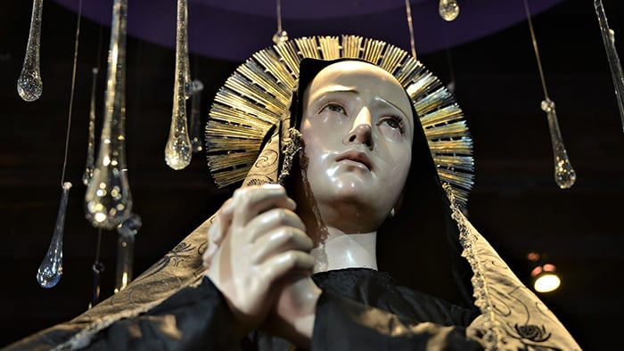 El dolor de la Virgen, la tradición del Altar de Dolores en una exposición