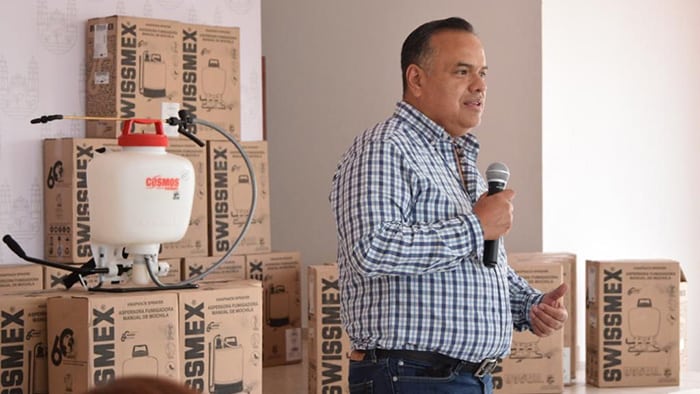 Dota municipio de aspersoras a 70 agricultores de Ecuandureo