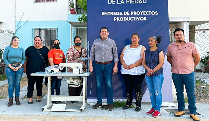 Apoya municipio con máquinas a taller de mujeres de La Piedad
