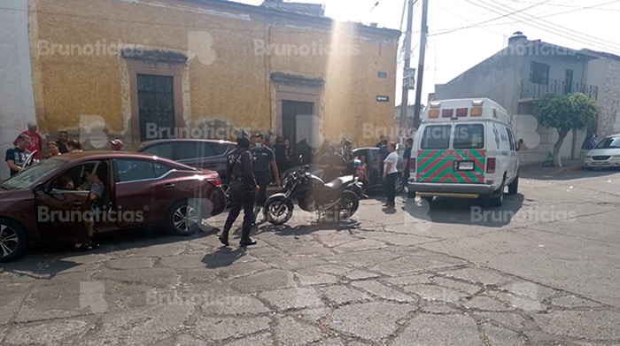 2 autos protagonizan choque en Hidalgo y Simon Bolívar, La Piedad