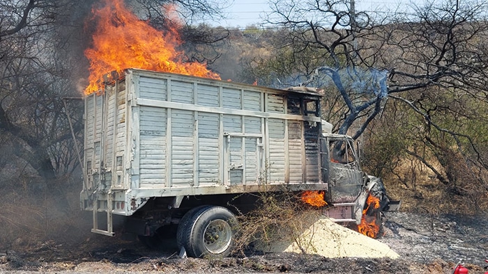 Se incendia y calcina camión en la carretera Numarán – Zináparo