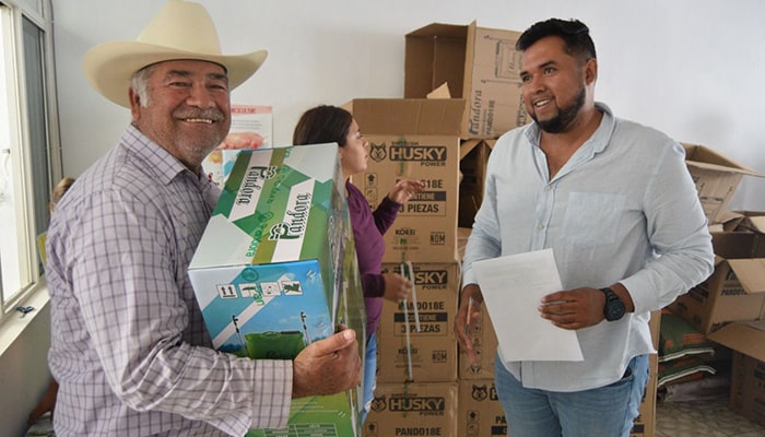Gobierno de Ecuandureo entrega 200 aspersoras
