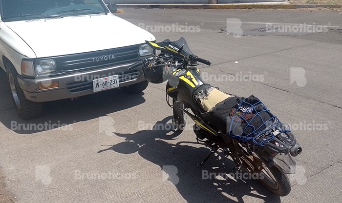 Motociclista se impacta contra camioneta en La Piedad; está grave