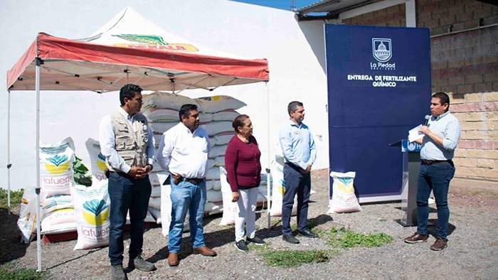 Entrega municipio fertilizante a agricultores de La Piedad