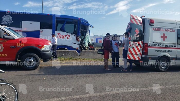 6 lesionados por choque de autobús y camión en Pénjamo