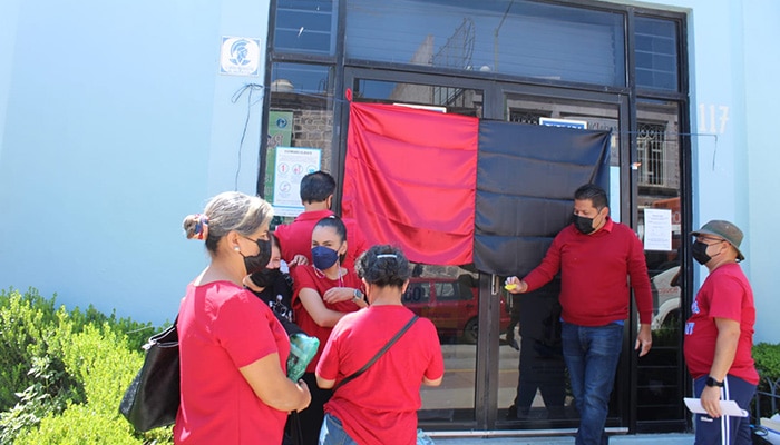 Estalla huelga en Telmex; se colocan las banderas rojinegras en La Piedad