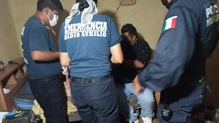 Auxilian paramédicos y policías a adulto mayor en Los Melgoza, La Piedad