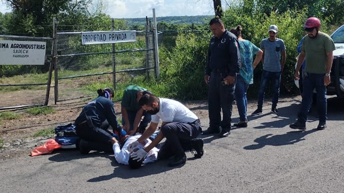 Motociclista sufre derrape y queda lesionado en La Piedad