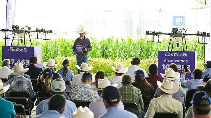 SDAyR entrega drones a agricultores de Guanajuato