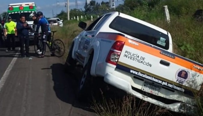 Camioneta de la FGE atropella a ciclistas en Zamora