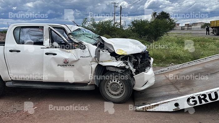 Choque de camioneta y tráiler en Pénjamo deja daños materiales y un gran susto