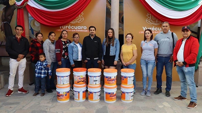 Alcalde entrega pintura y material para escuelas de Yurécuaro
