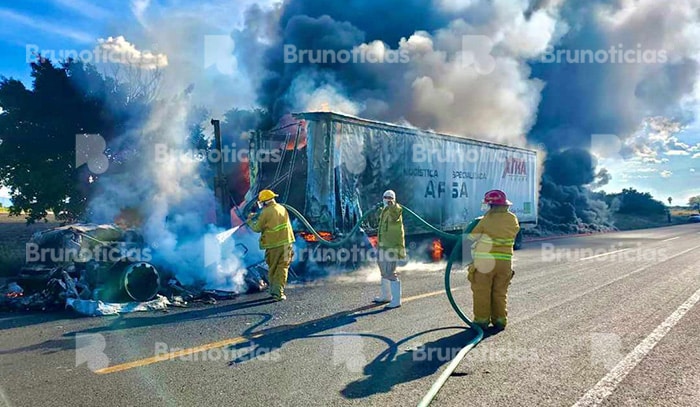 Tráiler se consume por incendio en carretera Yurécuaro – Tanhuato – Vista Hermosa