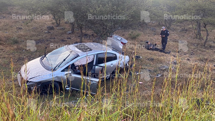 Pestañea en la carretera Numarán – Zináparo, sufre volcadura y termina lesionado