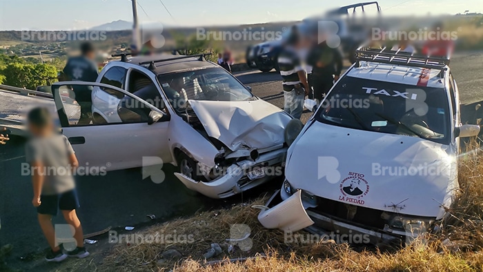 1 lesionado tras choque de auto y taxi en La Piedad