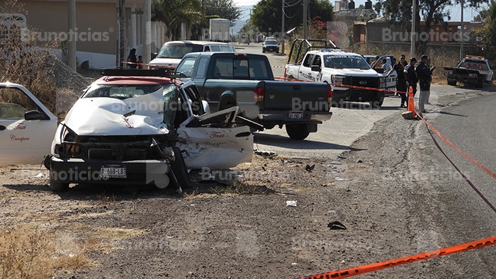 Choque de taxi y camioneta en Churintzio deja 1 muerto y 3 heridos