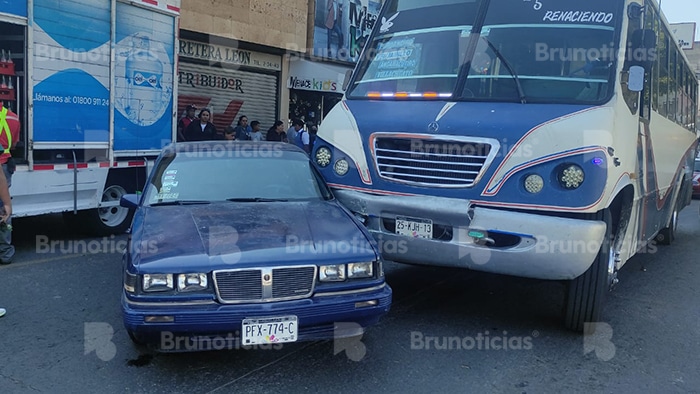 Daños materiales y caos vial en La Piedad por choque de minibús y auto