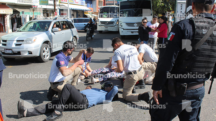 Desigual choque de moto y midibús en La Piedad deja 2 motociclistas lesionados