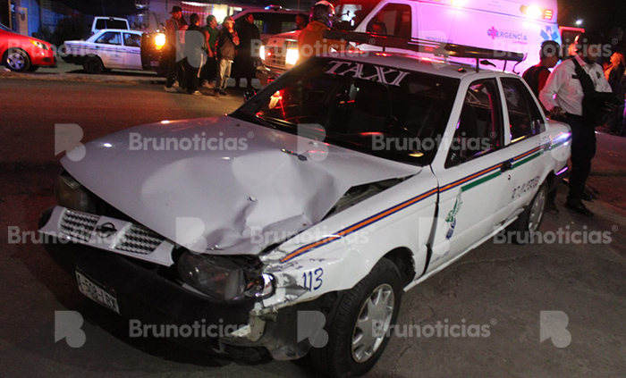 Choque de Moto con 3 ocupantes y taxi en La Piedad; hay 3 lesionados